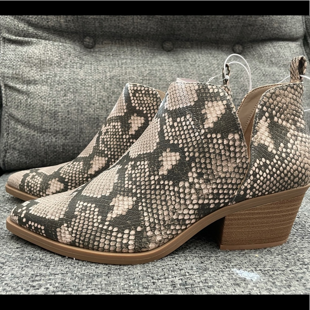 NWT Universal Thread Faux Snakeskin Booties size 9